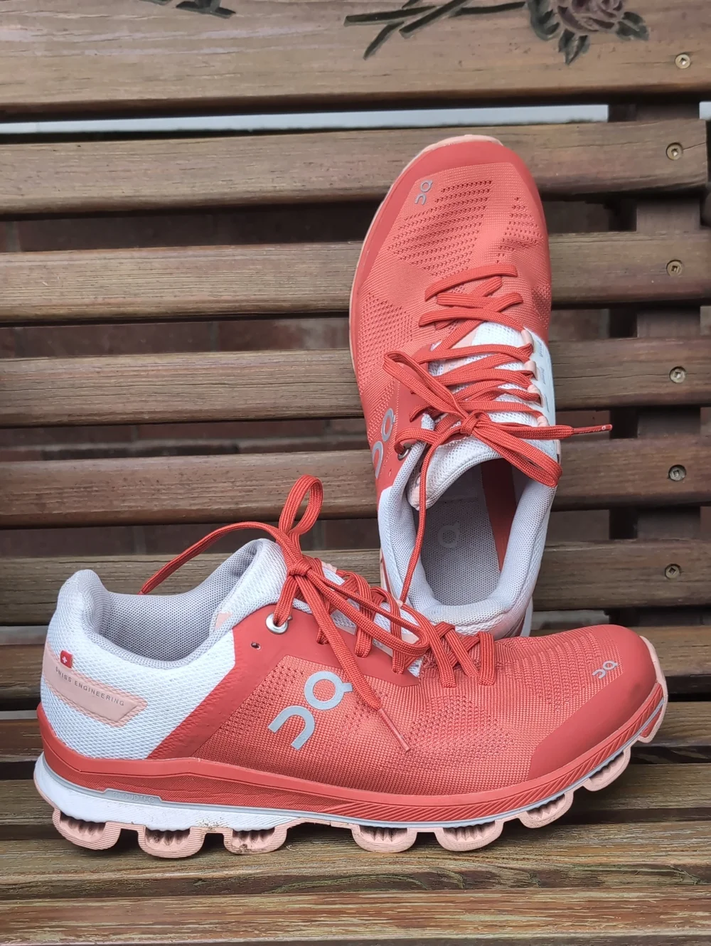 On Running Women's Cloudsurfer 6 Size 9